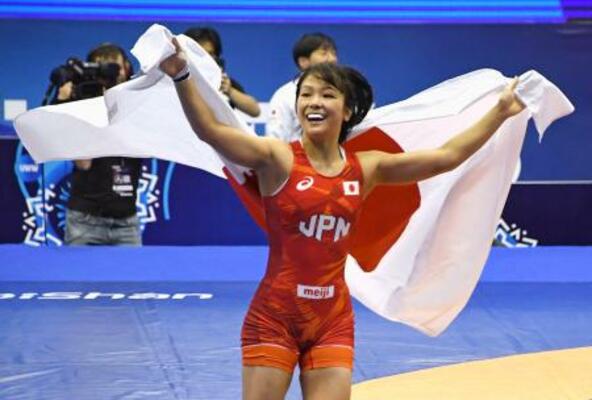 女子57キロ級で優勝し、喜ぶ藤波朱理=ノビサド(共同)