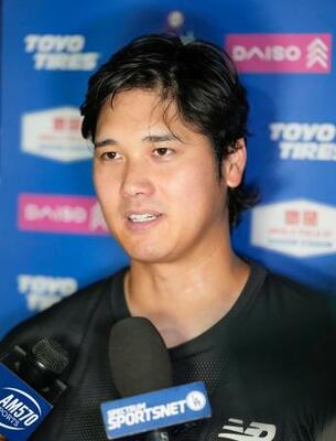 　試合後、取材に応じる米大リーグ、ドジャースの大谷翔平選手。誕生した第２子が男児だったことを明らかにした＝２４日、ミネアポリス（共同）