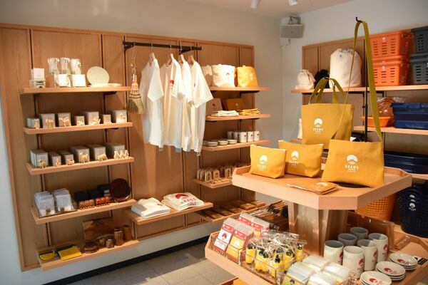 限定商品などが並ぶ店内