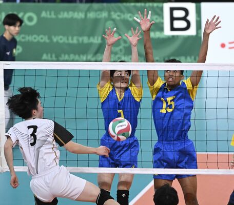 第1セット、足大付の出井(中央)と中峯(右)がブロックを決める=東京体育館、森田大地撮影