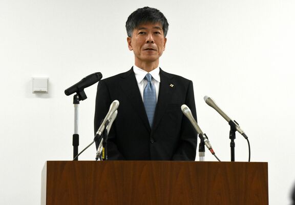 着任記者会見に臨む岸検事正＝16日午後、宇都宮地検
