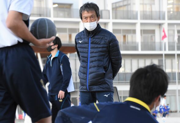 青葉高等学園陸上部で指導する服部教諭。「障スポを機にスポーツを楽しむ生徒が増えてほしい」と願う＝11月上旬、宇都宮市京町