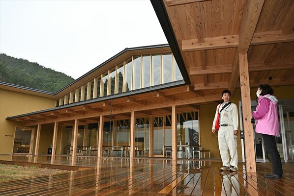 木造平屋のコア施設＝９日正午、鹿沼市上南摩町