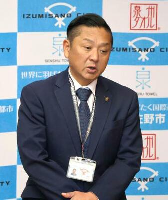 　取材に応じる大阪府泉佐野市の千代松大耕市長＝２９日午前、市役所