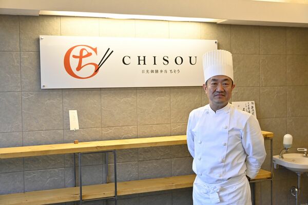 店内に立つ神馬さん