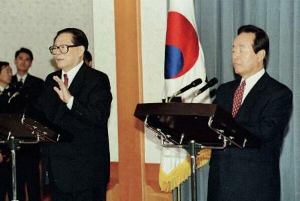 　１９９５年１１月、韓国・ソウルで記者会見する金泳三大統領（右）と中国の江沢民国家主席（共同）