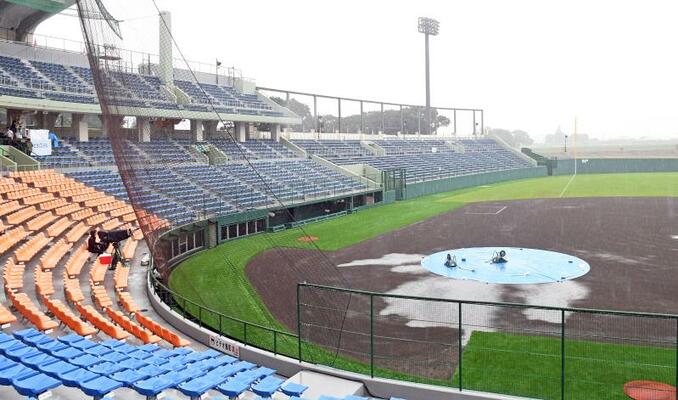 雨脚が強まりビニールシートで覆われたグラウンド＝県営