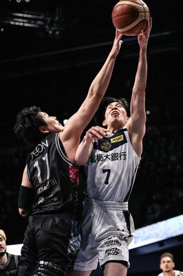 第３クオーター、シュートを放つブレックスの小川（右）。守るのは鹿沼市出身で長崎の山口＝長崎市のハピネスアリーナ