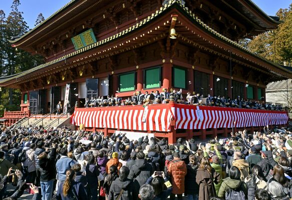 ４年ぶりのがらまきでにぎわう三仏堂前＝３日午後０時35分、日光市山内