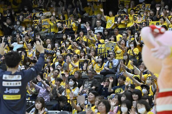 試合後に激闘を繰り広げた選手をたたえ拍手する観衆たち＝日環アリーナ栃木、加藤竜矢撮影