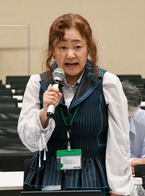 署名を提出し、環境省の担当者と話す市民団体の長岡ゆりこ代表=13日午後、環境省