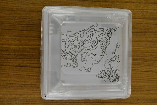 豊郷地区の等高線が描かれたパック。重ねると地域の高低差がうかがえる