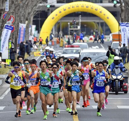 2020年の第61回大会でスタートを切る１区の選手たち