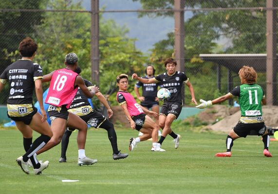 30日のJ2磐田戦に向け、練習に汗を流す栃木シティの選手たち=CFSサブピッチ