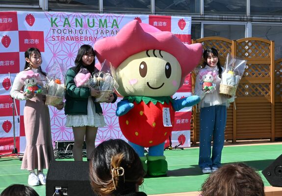 ボーカルに決まった（左から）広田さん、荒木さん、和久井さん
