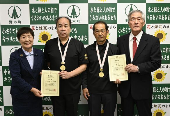 バウンドテニスの全日本選手権で優勝し、真瀬町長（左）を表敬訪問した青柳さん（左から２人目）伏木さん（同３人目）。右は県協会の大橋理事長