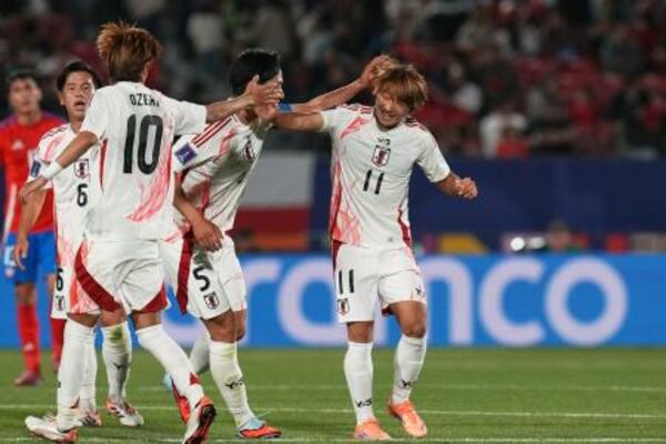 　９月３０日、サッカーのＵ―２０Ｗ杯のチリ戦で２点目のゴールを決めた横山（右）＝サンティアゴ（ＡＰ＝共同）