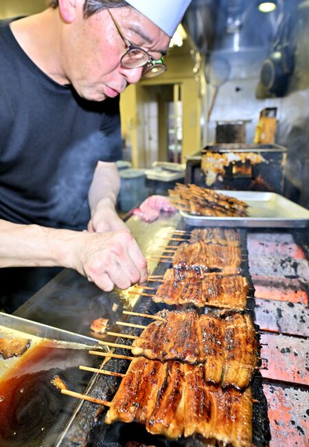 次々と焼き上げられるうなぎのかば焼き＝18日午後１時、宇都宮市中央本町