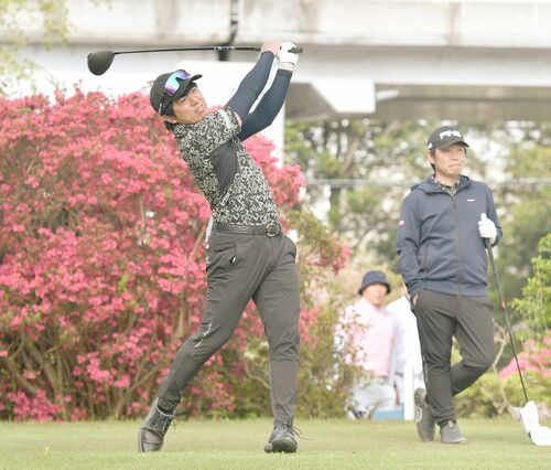張田（左）のティーショットを見守る後藤