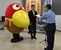 菅原署長（右）から委嘱状を受け取るキョロちゃんと中木秀信工場長
