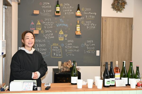 ワインの味わいについてテイスティングの感想を聞く山崎さん＝２月７日、那須塩原市関谷