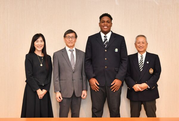 若菜社長（左から２人目）へ指名の報告に訪れた幸福高のエミール（同３人目）ら＝下野新聞社