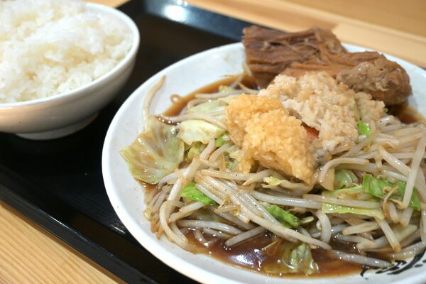 「野菜炒め 醤油」(手前)