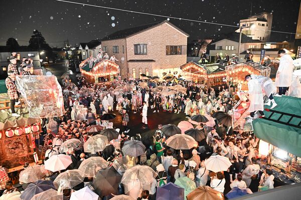 雨の中、下横町交差点で行われた田町下組のぶっつけ＝12日午後６時25分、鹿沼市下横町