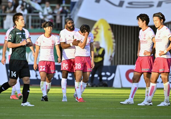 試合が終了し、悔しさをにじませる栃木シティの選手たち＝岐阜市の岐阜メモリアルセンター長良川競技場、広瀬華撮影
