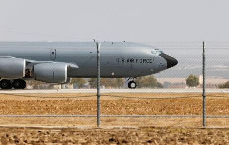 　スペイン南部モロン空軍基地の米軍機＝２０２１年８月（ロイター＝共同）