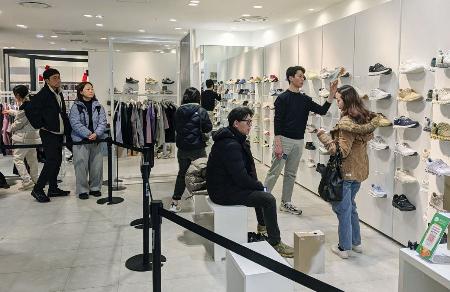 　阪急百貨店梅田本店を訪れた訪日客＝２月、大阪市北区