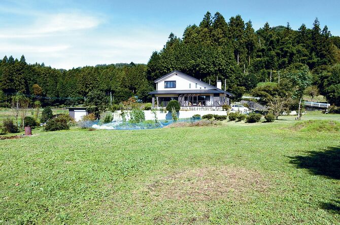 なだらかな緑の斜面の上に立つ店