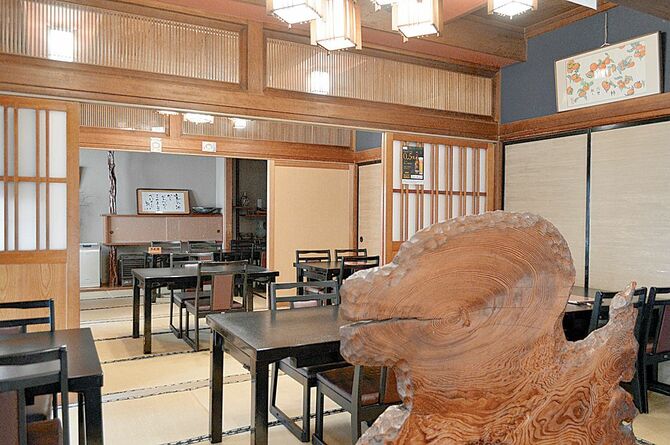 和室のテーブル席は、ゆったりとくつろいで食事が楽しめる