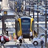 LRT利用者1500万人突破も「混雑」課題、ダイヤ改正も視野 2025…