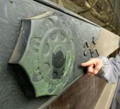 神社に油、米在住男性引き渡しも