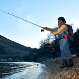 奥日光・中禅寺湖でマスの岸釣り解禁　朝から300人超「待ち遠しかった」…