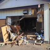 宇都宮の集会所に車突っ込み大破 男性が現場から逃走、けがの同乗女性「車内で揉め事」