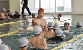 水泳授業 民間委託広がる
