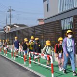 抜け道となり通学路が危険...児童の安全願い、足利の事業所が敷地内に歩道整備