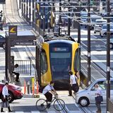 LRT利用者1500万人突破も「混雑」課題、ダイヤ改正も視野 2025年度アンケート結果