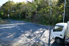 車衝突で10代2人意識不明