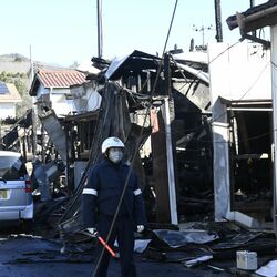 足利で建物火災 焼け跡から2人の遺体 複数家屋に延焼