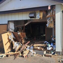 宇都宮の集会所に車突っ込み大破 男性が現場から逃走、けがの同乗女性「車内で揉め事」