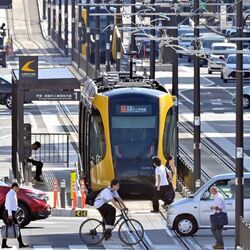 LRT利用者1500万人突破も「混雑」課題、ダイヤ改正も視野 2025年度アンケート結果