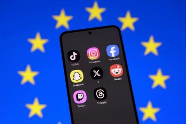 　スマートフォンのＳＮＳアプリとＥＵ旗（ロイター＝共同）