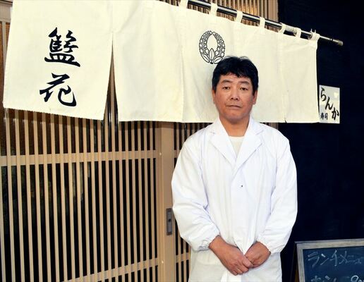 店の前に立つ店主の池田さん