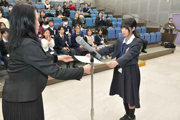 ざぶん大賞の表彰状を受け取る松谷さん（右）＝27日午後、宇都宮市西川田町