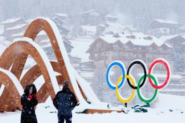 ミラノ・コルティナ冬季五輪のスノーボード競技などが行われるリビーニョ・スノーパーク近くに設置された五輪マーク=3日、イタリア・リビーニョ(共同)