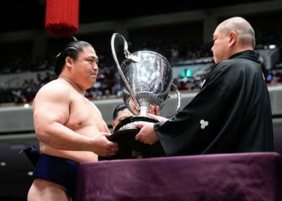 優勝を果たし、日本相撲協会の八角理事長(右)から賜杯を受け取る若隆景=両国国技館