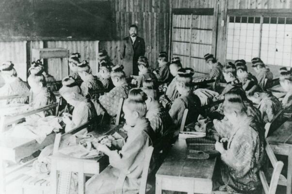 １９１７（大正６）年の馬頭尋常高等小学校。生徒は和裁を学んでいるように見える（那珂川町教育委員会提供）